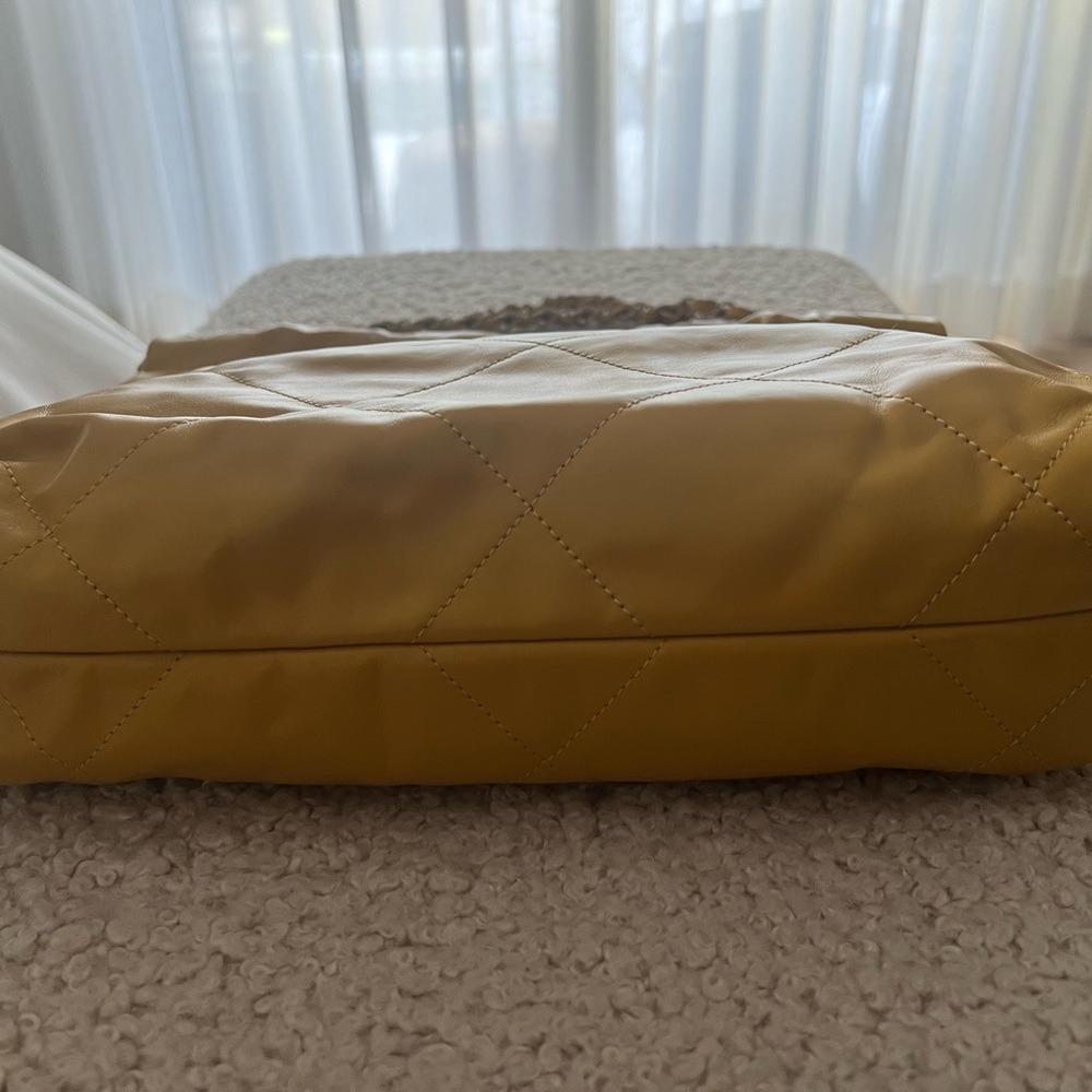Chanel ‘22 Hobo - Yellow (size small) - Picture 6 of 7